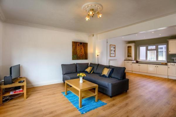 Carys Serviced Accommodation Swansea Exterior photo