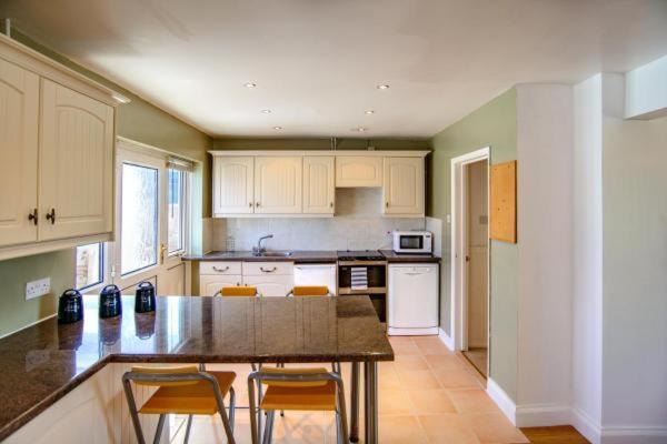 Carys Serviced Accommodation Swansea Exterior photo