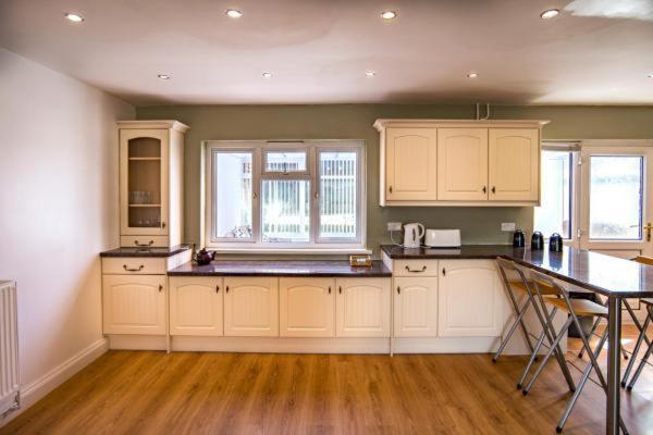 Carys Serviced Accommodation Swansea Exterior photo
