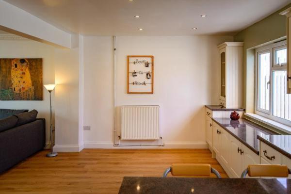 Carys Serviced Accommodation Swansea Exterior photo